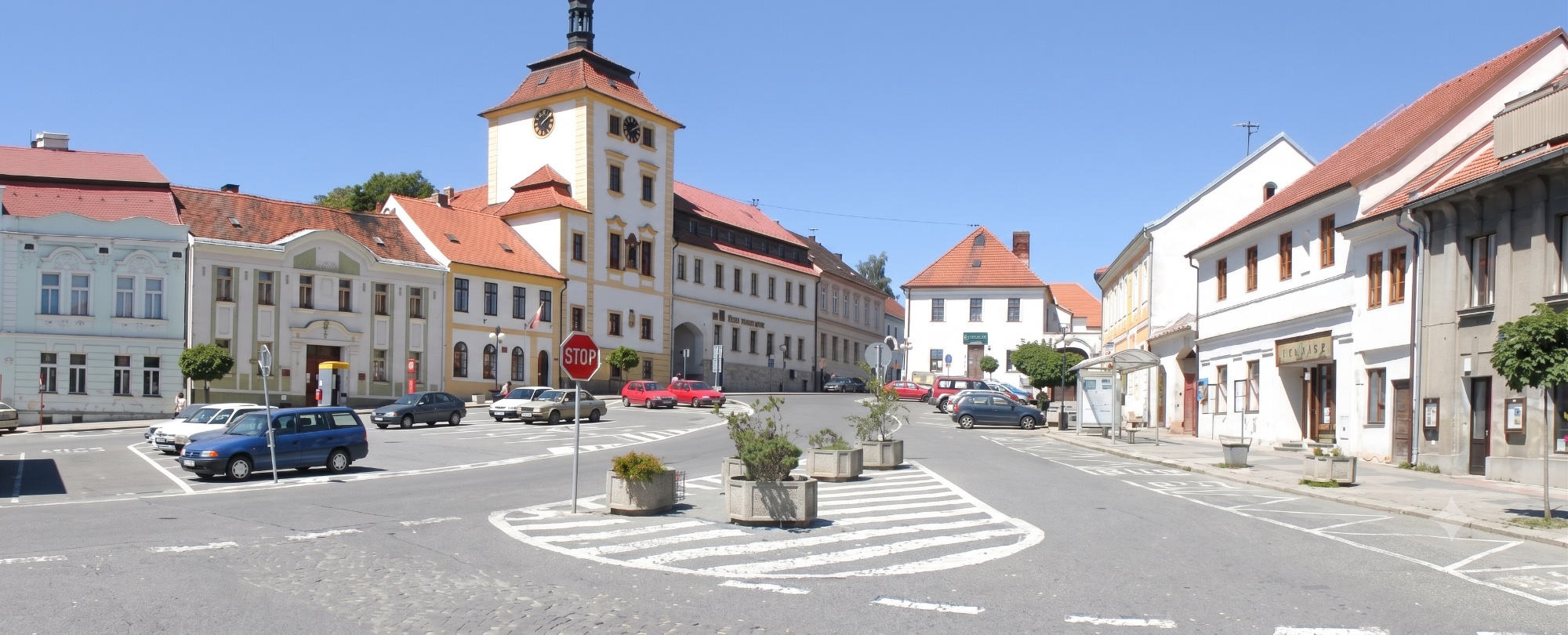 Interiér bytu s výhledem na rezidenci Horizont a okolní krajinu