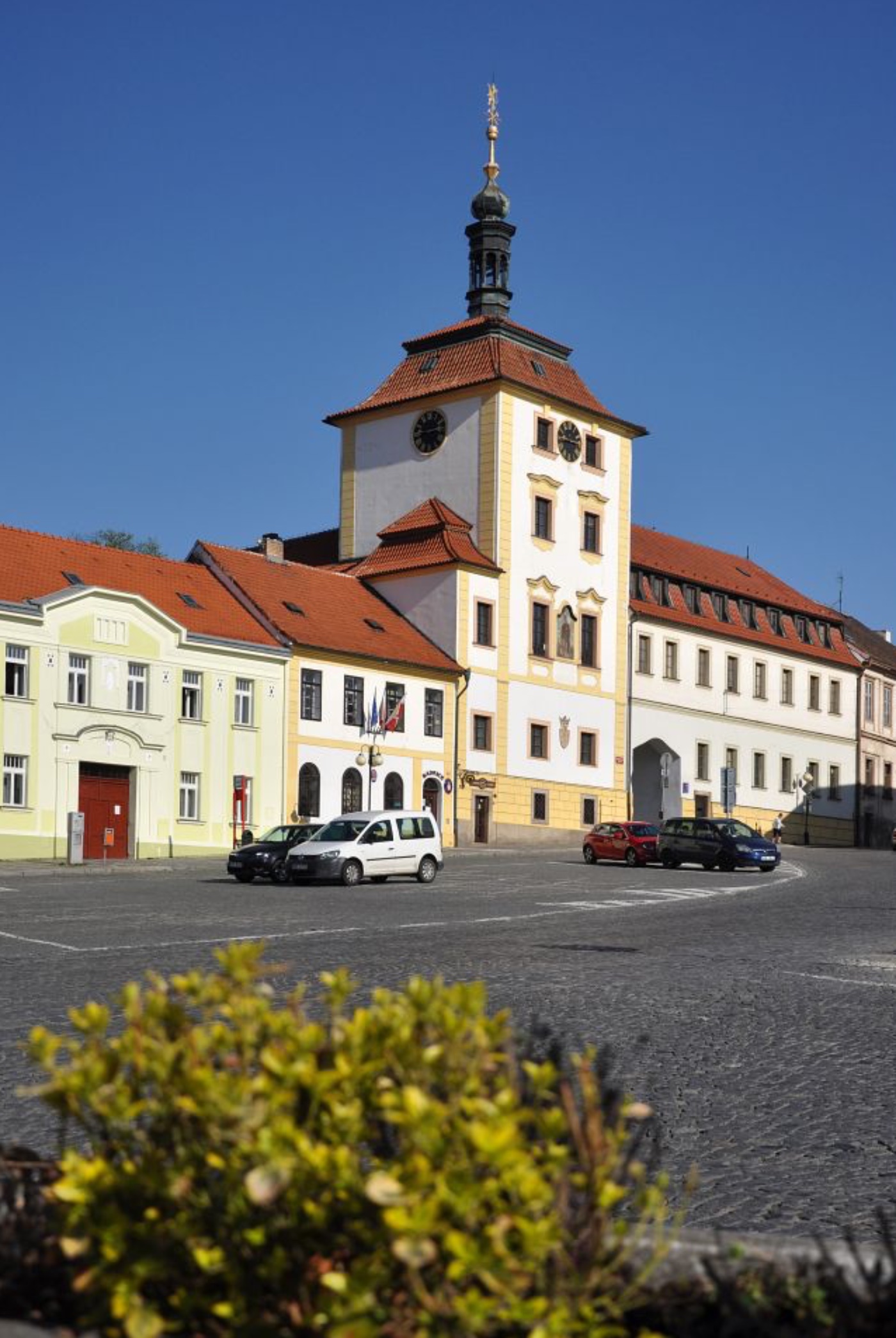 Náměstí a městský úřad v Jílovém u Prahy
